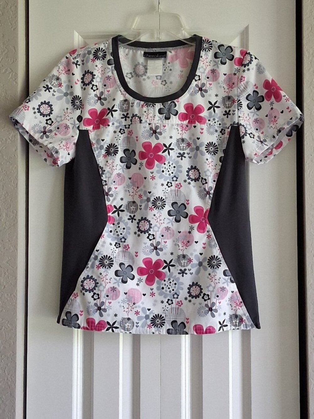 Cherokee Short Sleeve "Happy Daisies" Scrub Top Women's Size S